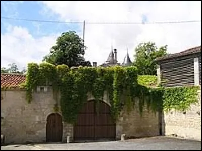 Je vous attends &agrave; l'entr&eacute;e du ch&acirc;teau de Fleurac. Village Charentais, il se situe en r&eacute;gion ...