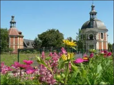 Voici une vue de la chapelle et du colombier de l'ancien ch&acirc;teau de Bonnebos, &agrave; Manneville-sur-Risle. Commune Euroise, elle se situe en r&eacute;gion ...