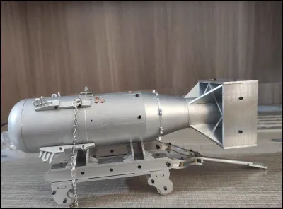 Comment se nomme les deux bombes nucléaires