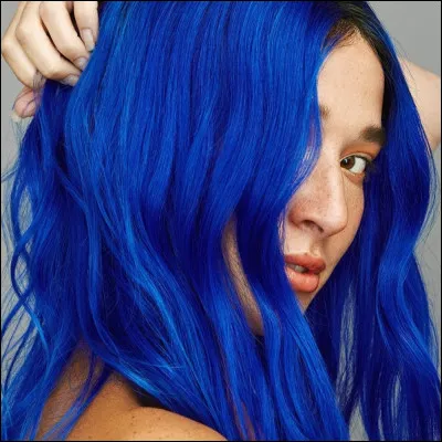 Comment s'appelle la jeune fille avec les cheveux bleus ?