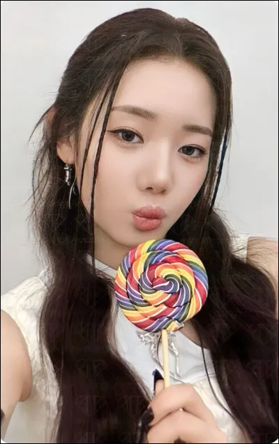 Elle a interprété la chanson ''Very Very Good'' (de BlackB) à l'âge de 7 ans).