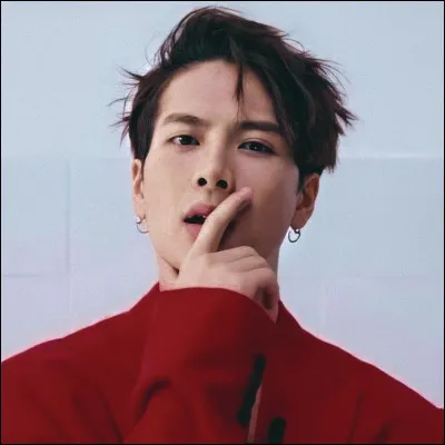 Combien de temps a-t-il été stagiaire chez JYP ?