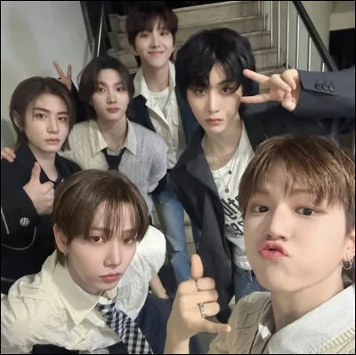 "I'm super shy, super shy
But wait a minute while I make you mine, make you mine."


De quelle chanson viennent ces paroles ?