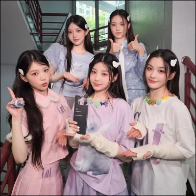 "Shoes on, get up in the morn'
Cup of milk, let's rock and roll (uh-huh, whoo)
King Kong, kick the drum
Rolling on like a rolling stone (whoa-whoa-whoa-oh)."


De quelle chanson viennent ces paroles ?