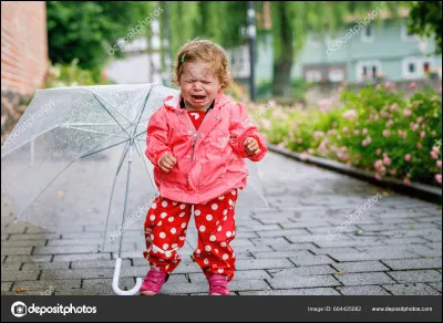 Ton enfant pleure dehors dans le jardin parce qu'il est tombé et qu'il s'est fait mal. Que fais-tu ?