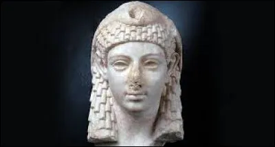 Qui est cette reine dÉgypte, laquelle selon la légende aurait fait dissoudre une perle dans du vinaigre pour la boire ?