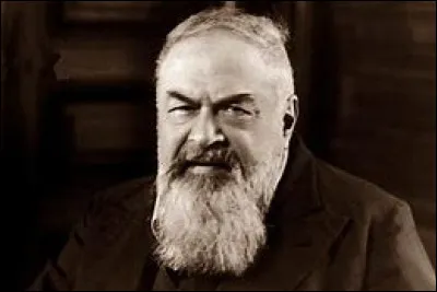 Qui est cet écrivain né à Besançon, auteur de cette citation : ''Le comble de loptimisme, cest de rentrer dans un bon restaurant et compter sur la perle quon trouvera dans une huître pour payer la note.'' ?