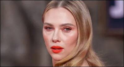 Qui est cette actrice américano-danoise qui joue le premier rôle dans le film ''La Jeune Fille à la perle'' ?