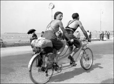 Quel évènement démocratise en France la bicyclette ?