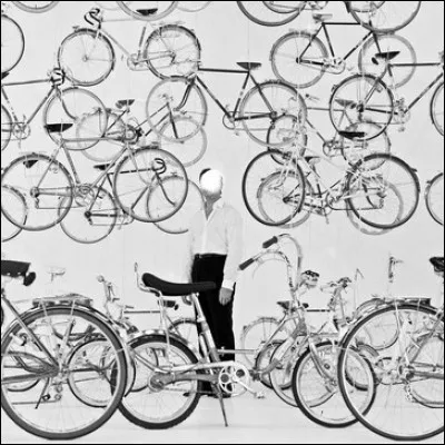 Qui interprète la chanson "À bicyclette" ?