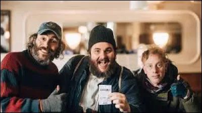 Un petit oiseau voletait d'un laboureur &agrave; ses b�ufs, il sifflotait et &eacute;gayait l'homme. Le soir l'oiseau &eacute;tait toujours l&agrave;, le laboureur le laisse entrer dans l'&eacute;table, les b�ufs sont d&eacute;j&agrave; couch&eacute;s et l'oiseau se fabrique un nid juste derri&egrave;re l'un d'eux, une bouse vient sur la t&ecirc;te du moineau qui s'&eacute;gosille davantage, il est bien au chaud, il chante, chante, le renard l'entend, passe sous une planche de l'&eacute;table et croque le chanteur.De mon histoire, combien de morales peut-on tirer ?