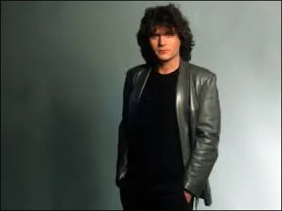 Complétez le titre de cette chanson de Daniel Balavoine : "Pour la femme veuve qui ..." :