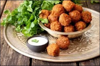 De quel pays les beignets de pois chiches et de fèves appelés "falafels" sont-ils une spécialité ?