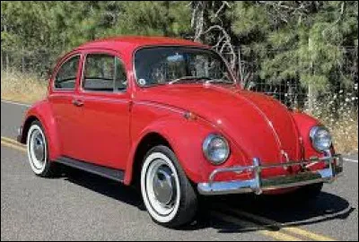 À combien d'exemplaires la célèbre Volkswagen Coccinelle a-t-elle été vendue à travers le monde ?