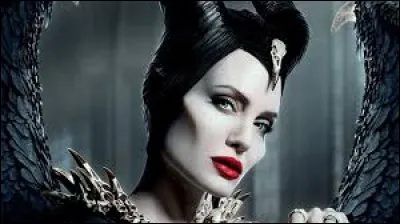 Dans "La Belle au bois dormant" par quel animal, Maléfique est-elle toujours accompagnée ?