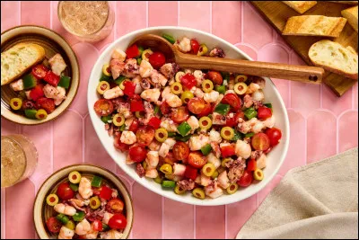 Comment se nomme cette préparation de légumes, fruits, poisson ou viande, taillés en dés et liés avec une sauce ou un sirop ?