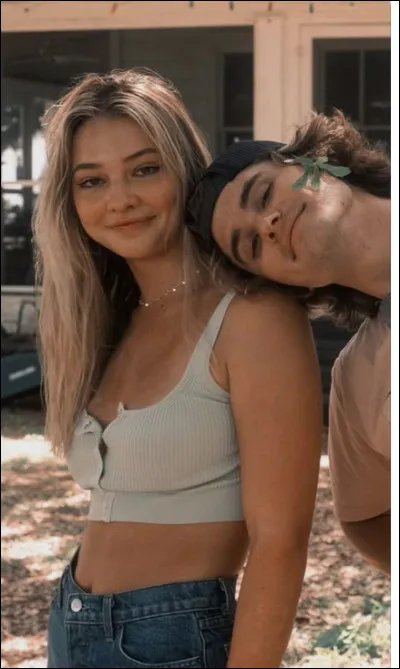 Quel est le nom que John B et Sarah prennent comme couverture ?