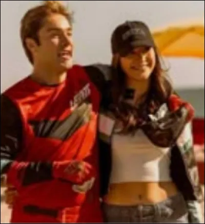 Comment s'appelle la petite amie de Topper ?