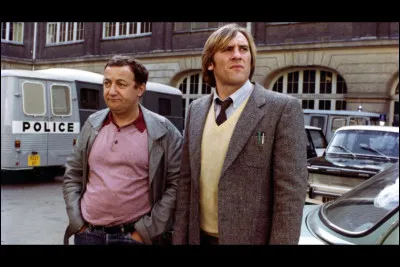 Au début de quel film Coluche joue-t-il un jeune policier confondu avec un gangster surnommé l'Élégant ?