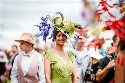 Lors de quelle course hippique se déroulant à Chantilly, les femmes surnommées les Élégantes portent-elles des chapeaux chics ?