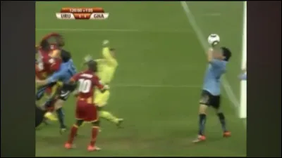 Un attaquant tire vers la cage adverse. Le dernier défenseur dévie volontairement la balle de la main mais le ballon rentre quand même. 
Décisions ?