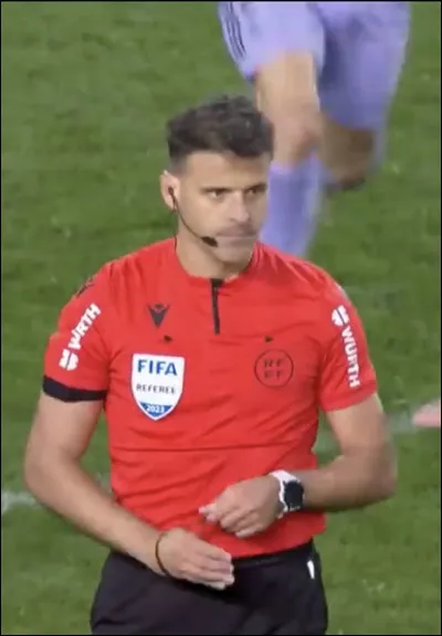 Un attaquant tire depuis son camp vers la cage adverse. Larbitre siffle la fin du match pendant la trajectoire de la balle. Le ballon rentre dans la cage avant le 3e coup de sifflet de larbitre. 
Décisions ?