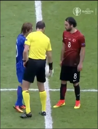 Interruption du jeu pour une blessure. Reprise par une BAT (balle à terre). Le joueur sempare régulièrement de la balle et marque. 
Décisions ?