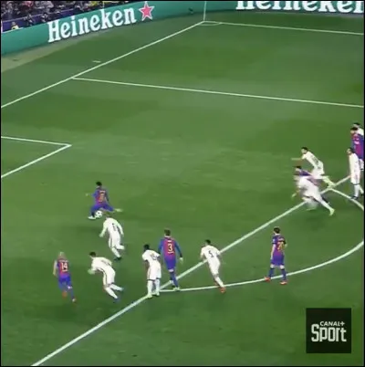 CPR. Le joueur exécutant tire. Au moment du tir, des joueurs de son équipe sont présents dans la surface de réparation. 
Décisions ?