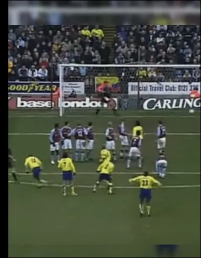 Sur un CFD (coup franc direct), larbitre signale clairement que le jeu reprendra au coup de sifflet. Le joueur, cependant, exécute rapidement le CFD. 
Décisions ?