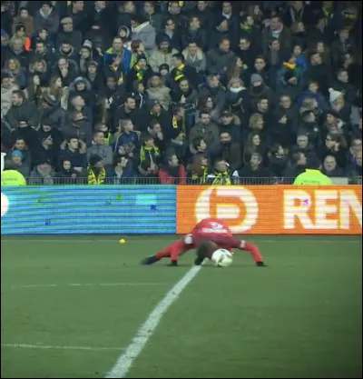 La balle est en jeu. Léquipe en possession du ballon est dans son camp. Le défenseur, sous pression, sallonge au sol et touche le ballon de la tête. Le gardien sen saisit alors. 
Décisions ?