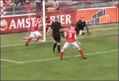 Un défenseur dégage le ballon qui heurte larbitre. Le ballon revient dans les pieds dun attaquant qui marque. 
Décisions ?