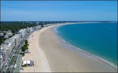 Parmi ces trois plages, laquelle est la plus grande de France, avec une longueur de 9 km ?