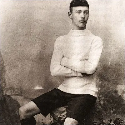 Quel stade, aux couleurs bleu et grenat, a brièvement porté le nom de Joan Gamper lors de sa construction dans les années 1950 ?