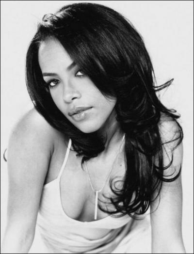 Cette chanteuse et actrice américaine est morte dans un accident d'avion le 25 août 2001 à Marsh Harbour dans les îles Abacos (Bahamas)