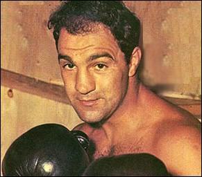 Ce boxeur américain est mort le 31 août 1969, dans un accident d'avion privé près de Des Moines dans l'Iowa :