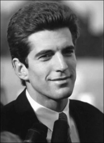 Ce fils de prsident est mort le 16 juillet 1999 au large de Martha's Vineyard dans le crash de son jet priv :