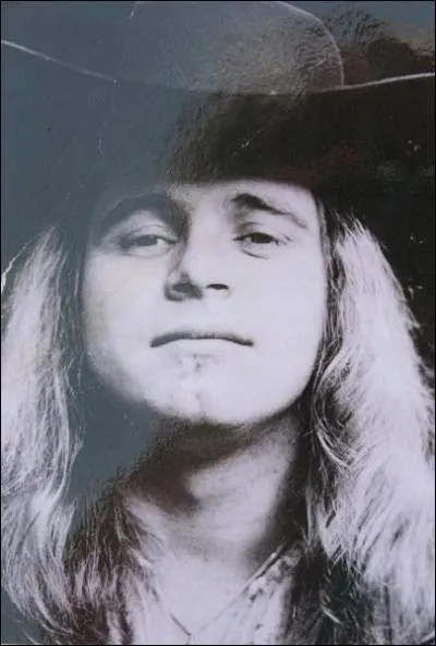 Ce chanteur amricain, leader du groupe Lynyrd Skynyrd, est mort dans le crash de l'avion qui emmenait le groupe en tourne le 20 octobre 1977, prs de Gillsburg, dans le Mississippi :