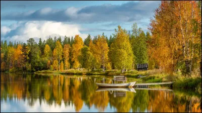 Dans quel pays commence l'histoire de "L'Escholier de Dieu" où l'on va commencer à suivre les aventures de Mikaël Karvajalka à travers l'Europe des guerres de religion et autres révoltes des paysans ?