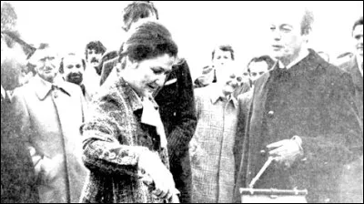 Lorsqu'elle est ministre elle pose une première pierre. On lui fait remarquer qu'elle sait manier la truelle. Quelle femme répond : " j'ai fait cela dans les camps de concentration" ?