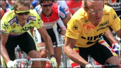 Quel cycliste est arrivé en retard lors du prologue du Tour de France 1989 ?