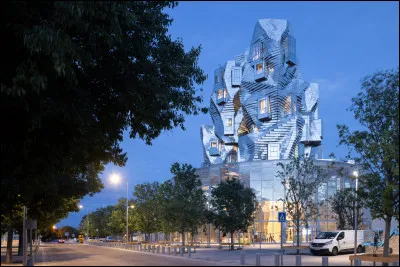 La tour Luma est une uvre architecturale conçue par le Canadien Franck Gehry. Dans quelle ville d'art et d'Histoire, surplombée par les Alpilles, peut-on l'admirer ?