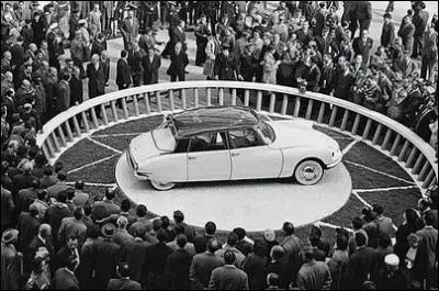 La DS Citroën dévoilée en 1955 fit l'effet d'une bombe. Combien de bons de commandes sont signés le premier jour du salon de l'auto ?