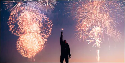 Que est le nom de la personne qui prépare et effectue la mise à feu des feux d'artifice, tirés chaque année généralement le 14 juillet ?