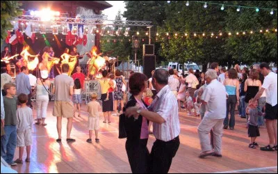 Quel bal a lieu chaque 14 juillet en France ?