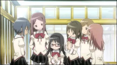 Quelle est la question des &eacute;l&egrave;ves curieuses adress&eacute;e &agrave; Homura, qui change entre son pass&eacute; et son pr&eacute;sent ?