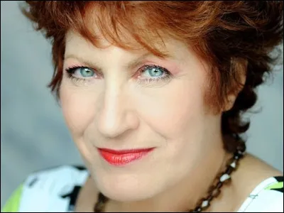 Qui est cette actrice qui joue le rôle de la mère supérieure dans le téléfilm ''Lourdes'' ?