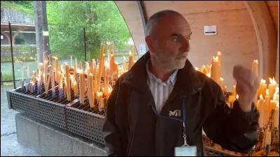Quel nom donne-t-on aux personnes spécifiques de Lourdes qui ont pour mission dentretenir les milliers de cierges déposés dans la cité mais aussi daccompagner les pèlerins dans leur démarche ?