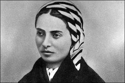 Quel est le nom de cette jeune-fille qui aurait eu des visions de la vierge à Lourdes en 1858 ?