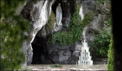 Quel est le nom de cette grotte lieu de pèlerinage catholique situé à Lourdes ?