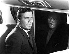 Quel acteur, clbre pour une autre srie, jouait Bob Wilson, voyageur croyant apercevoir une crature sur l'aile de son avion dans Cauchemar  20000 pieds, pisode culte de la Quatrime Dimension ?